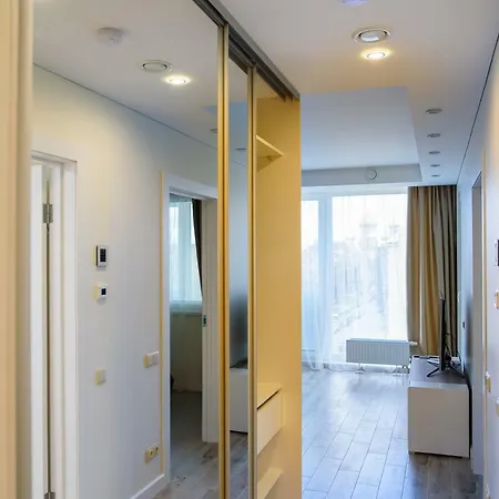 아파트 Uptown With Balcony And Panoramic View
