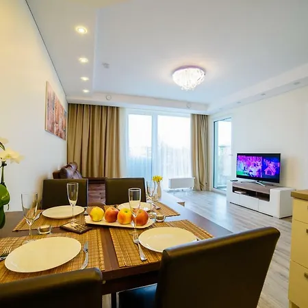 Uptown With Balcony And Panoramic View شقة *
