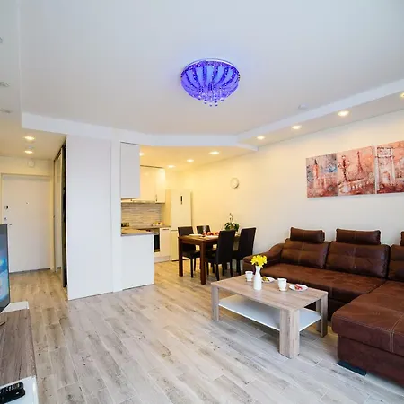아파트 Uptown With Balcony And Panoramic View